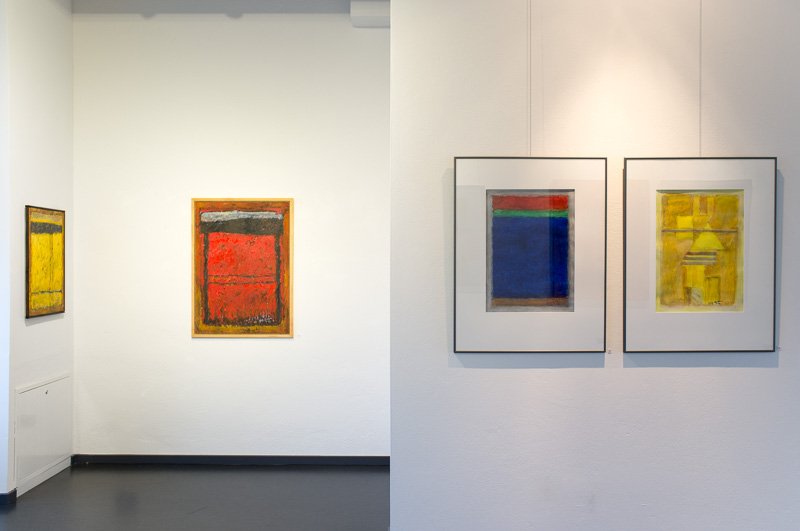 Installationsaufnahmen der Ausstellung Farbe und Raum mit Malereien von Heinz Wodzicka.
